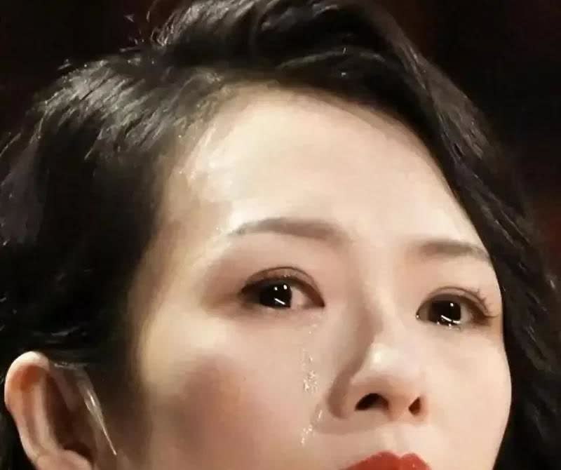 据说当年章子怡是有机会嫁入霍家的，
但是霍家提出了一个强硬的条件，
让25岁