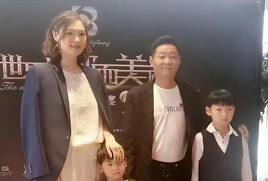 “三德子”赵亮因饰演《康熙微服私访记》而成为家谕拂晓的明星，他虽然长得不算帅，但