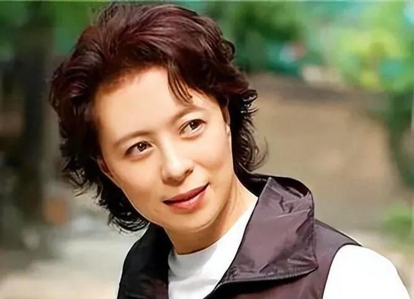 刘佳，1960 年出生于黑龙江鹤岗，1977 年因出演《黑三角》进入演艺圈，后考