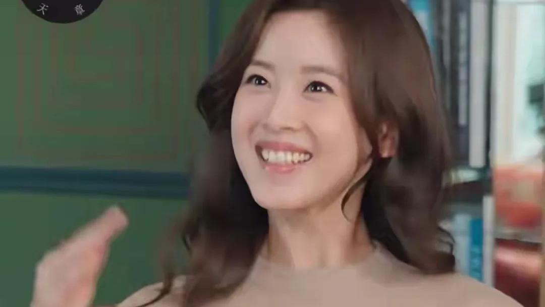 章泽天开通小红书4天，粉丝突破21万，首期嘉宾对话刘嘉玲，网友吐槽她脑袋空空，如同小学生一般