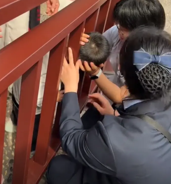 火上央视了！2025年5月1日，湖南郴州，一男孩儿头卡在栏杆里，四个女子弄了好半