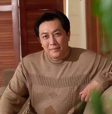 1990年除夕夜，唐国强的妻子洗完澡化完妆，穿上一身新衣，用一根绳子结束了自己的