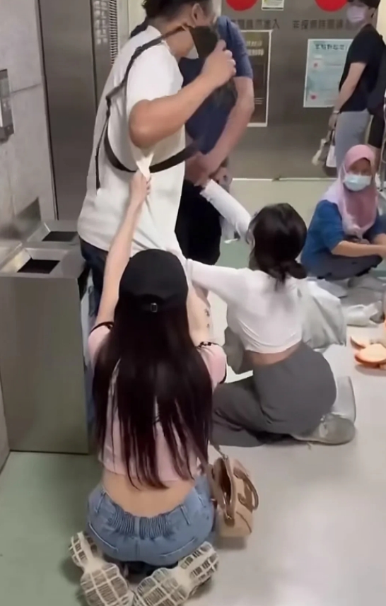 妹妹病危进了ICU病房11天了，哥哥决定要拔管
妹妹的好朋友跪着求哥哥不要这么做