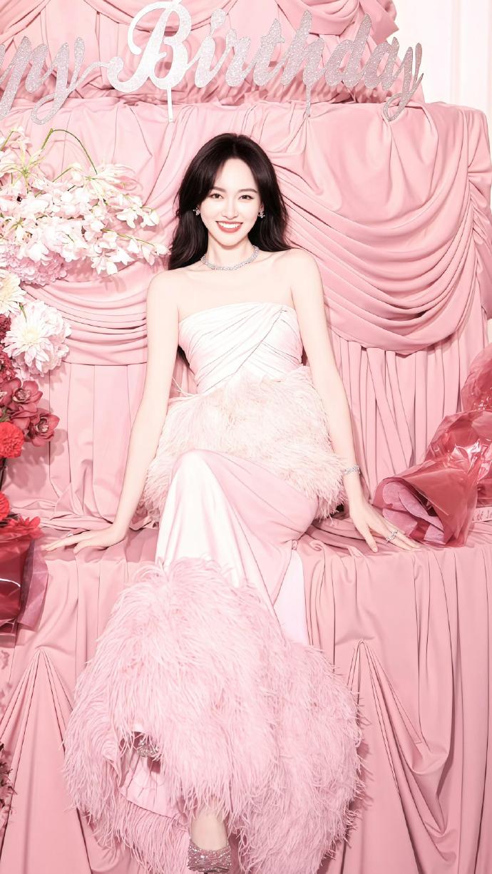 唐嫣粉色生日写真大片，嫣然一笑好甜美