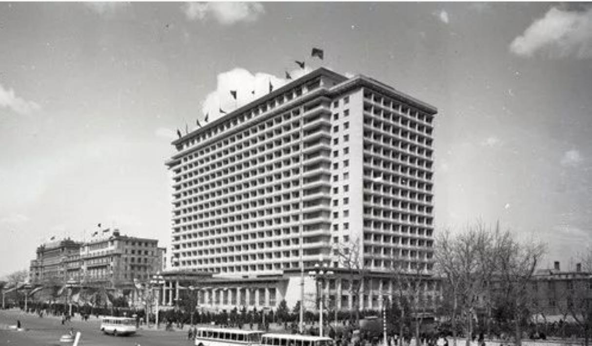 1973年，汪东兴检查北京饭店扩建工程，意外发现……



那年秋季，阳光洒满东