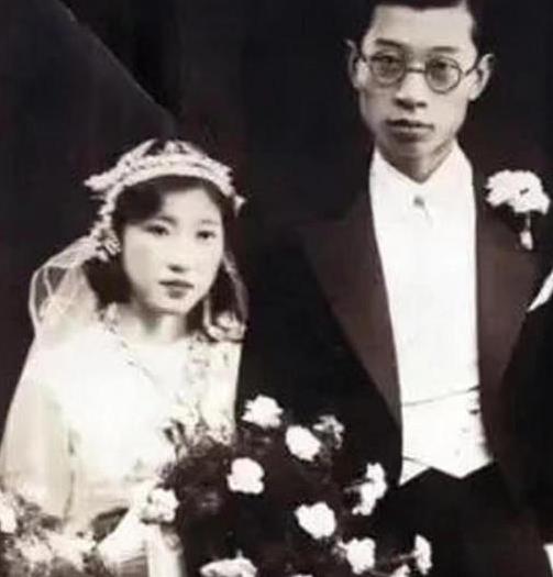 1966年，朱梅馥为傅雷准备好温水，等他服下剧毒药物后，她又帮傅雷摆正仪容，然后