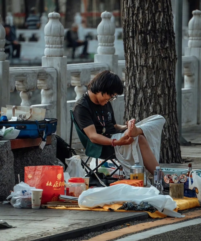 北京后海的流浪者。
他的笑容治愈了我，他的遭遇触动了我。
我们的差距在哪里？我看