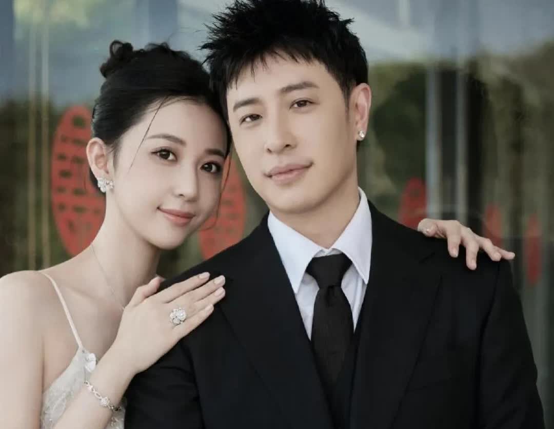 方媛和潘玮柏老婆，我觉得都是内核很强大的人，因为她们俩都是看着温温柔柔，但是内心