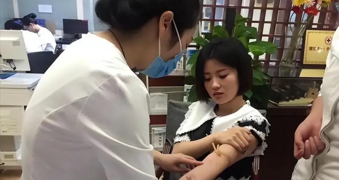 浙江一28岁女孩无偿捐献骨髓，救了一名15岁白血病男孩。谁知，男孩康复后一见到她