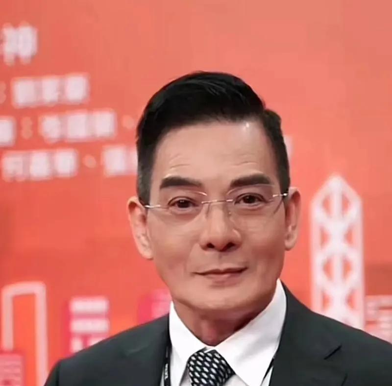 谁能想到，演惯了“反派专业户”的李国麟，不在剧里“搞事情”，跑去直播竟火了！直播