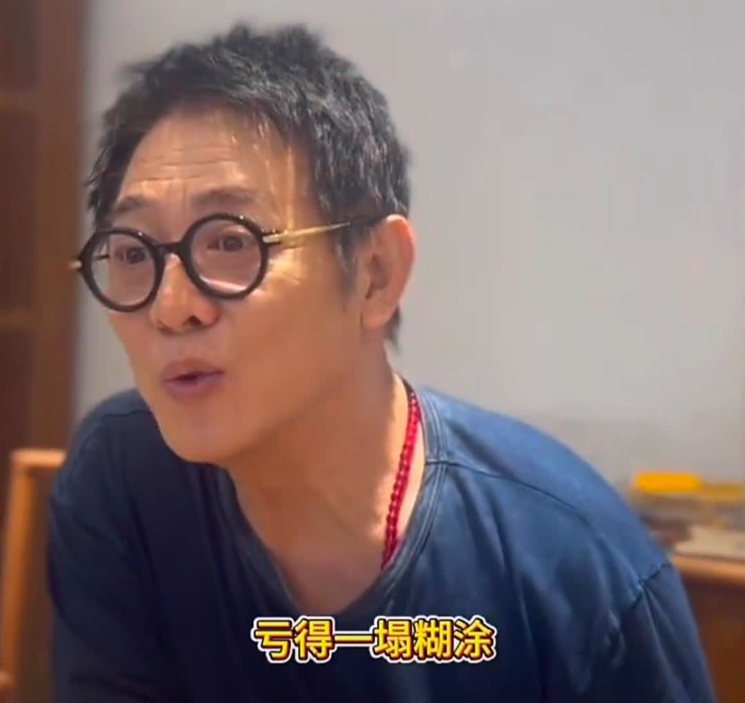 62岁李连杰在北京和粉丝聚餐，他现在的状态太好了，甲亢病已经痊愈，身材又胖回来了