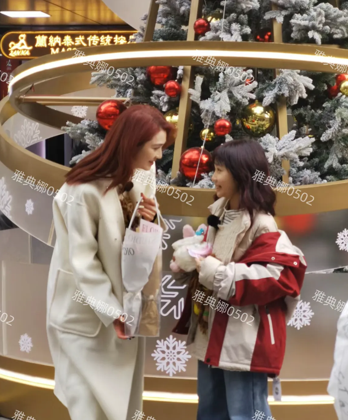 上海南京西路偶遇洪欣和女儿！
52岁的洪欣本人很漂亮，身材高挑有1米7，长相圆润