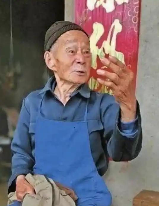 他曾经是刘伯承元帅手下的一名战士，只身一人炸坦克、埋地雷、三立特等功，却深藏功名
