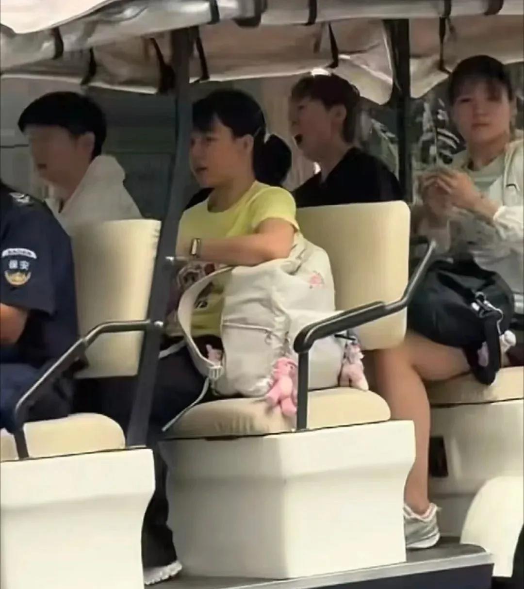 这张照片，满足了4家粉！马上就比赛了，粉们就别吵吵了昂！
这一车是厨子的财富啊！