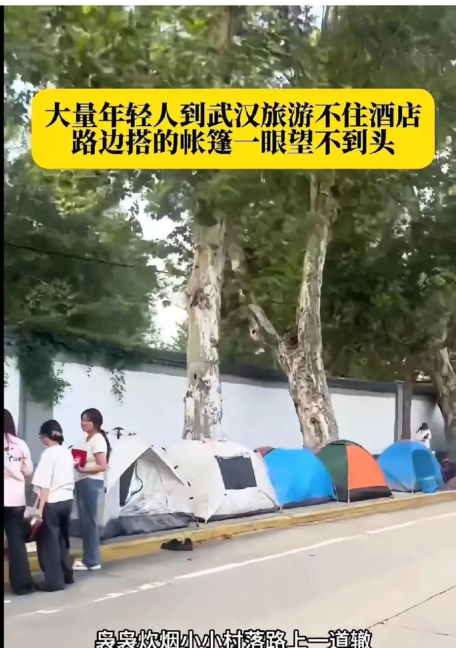 十一假期，四个地方旅游火爆：
泰山厕所挤满人，襄阳黄蓉开公交，
乌鲁木齐刀郎演唱