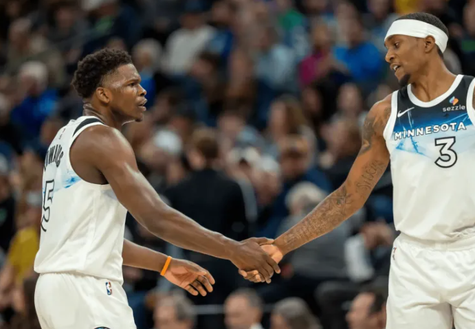 在康奈利执掌期间，森林狼始终在交易市场上展现出强势姿态：2022年引进鲁迪-戈贝