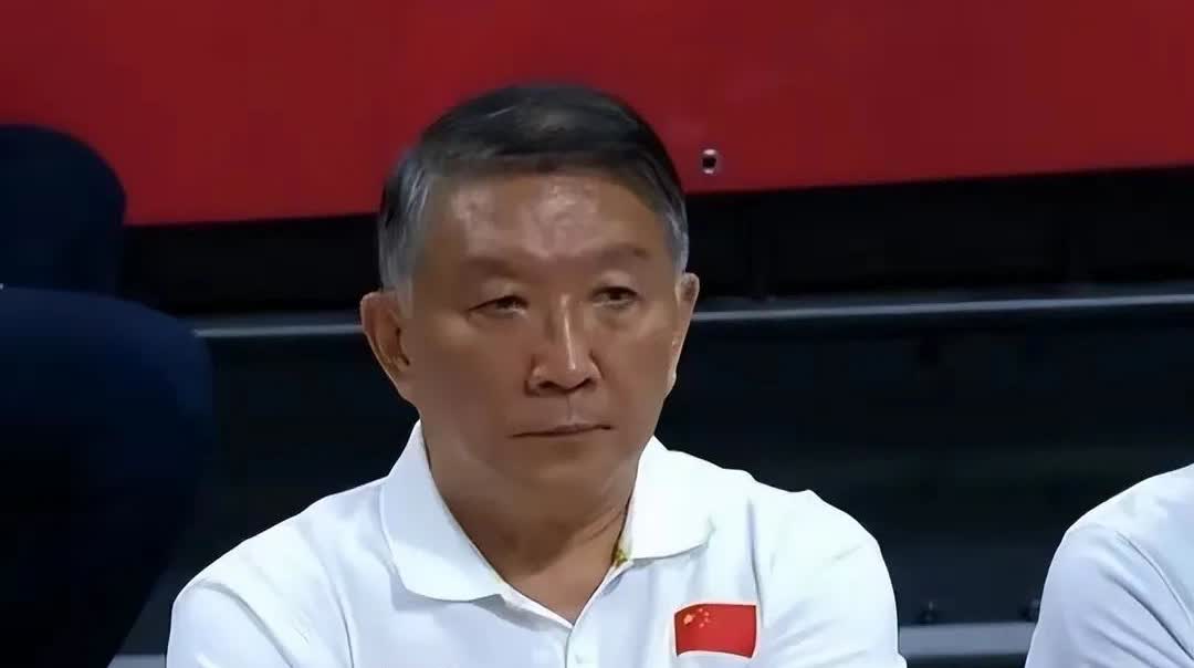 中国女篮兵败亚洲杯，跟宫鲁鸣承诺的和篮协的预期成绩相差甚远，作为主教练就应该主动