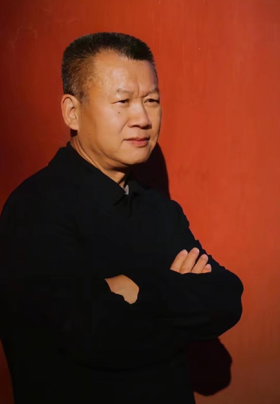 听一个在民政局上班的朋友说：
 现在离婚率最高的是
40岁以上的中年人
现在他们
