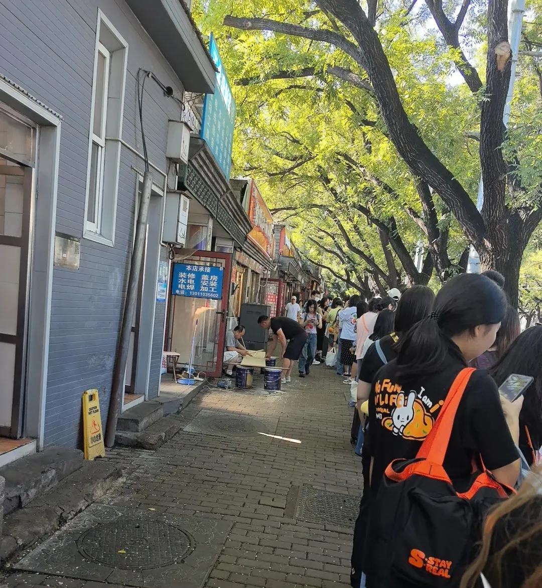 早上8点多，安内大街这家网红烧饼就排长队，估计都是来看演唱会的，至少40多分钟才