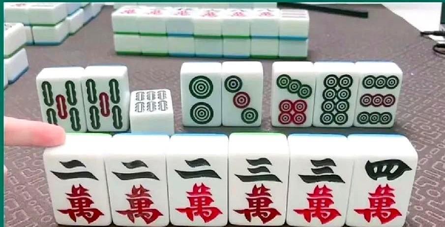 我只是让闺蜜给替把手，她把我六条打了，气的我直跺脚……
关键是她压根没注意牌桌上