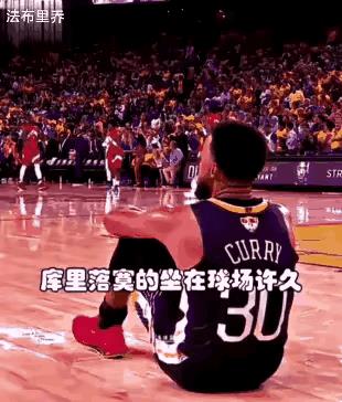 2019年总决赛，克莱上篮被犯规坠地，捂着膝盖，倒在地上异常痛苦。
此时库里还在