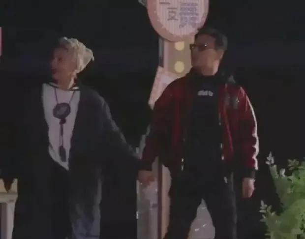 汪峰宁静在节目中自然牵手，冲上热搜，网友：牵手动作行云流水。#汪峰情史# #汪峰