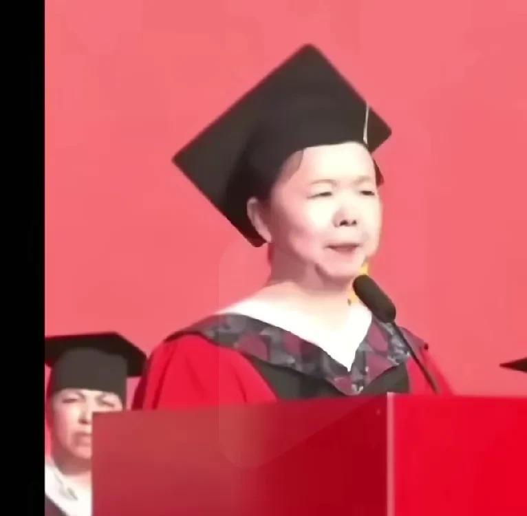 高校女教师对孙颖莎表白的一段话，太让人感动了！
她说:2025年我爱上了一个人，