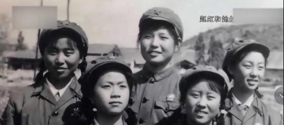 1970年云南地震，14岁女兵被一老兵徒手救出，45年后得知老兵做了月薪1200