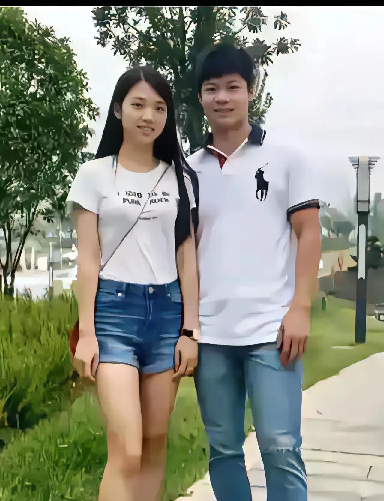 这是苏炳添与夫人林艳芳年轻时的一张合影照，两人是初中同学，很早就开始谈恋爱，经过