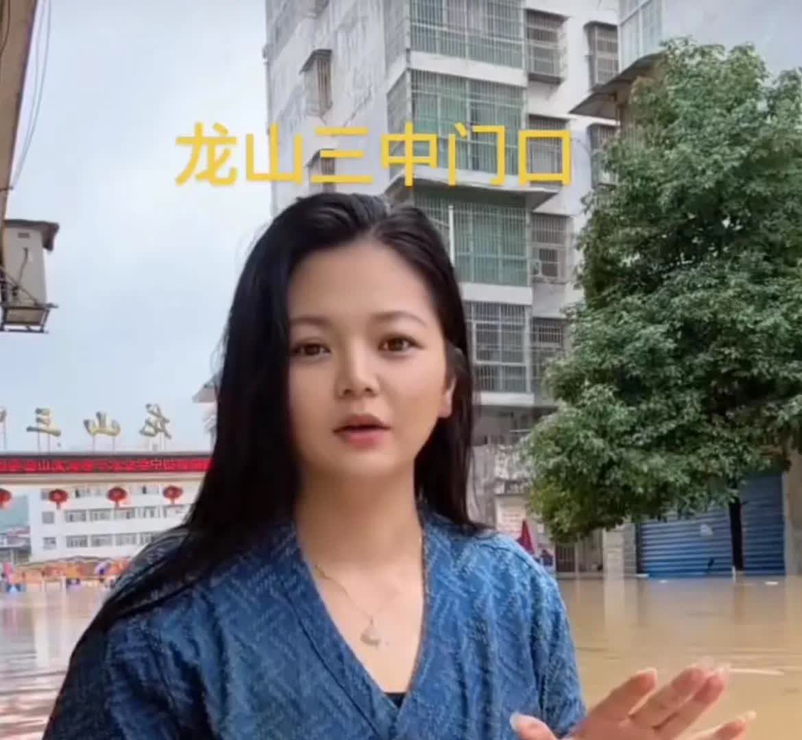 为了搏多些流量
这个女子太拼了
水位都涨到胸部了
她依然不顾危险 手还拿着