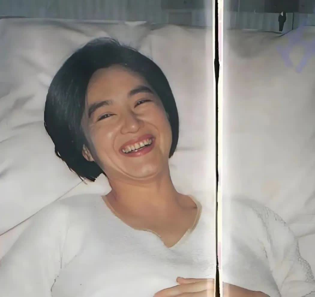 林青霞的美貌真不需要谁来吹，别的不说，就拿她当年躺在医院待产时，和他生完孩子时的