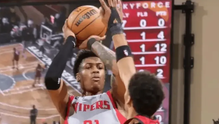 火箭会裁掉双向合同球员泰勒-史密斯。
火箭这么做是为了腾出名额与特里斯滕-牛顿签