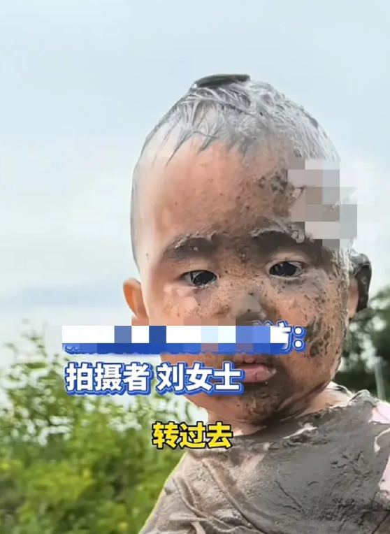 笑死！5月27日，重庆小夫妻带着娃儿骑三轮车兜风，结果方向刹车双失灵，一家三口翻