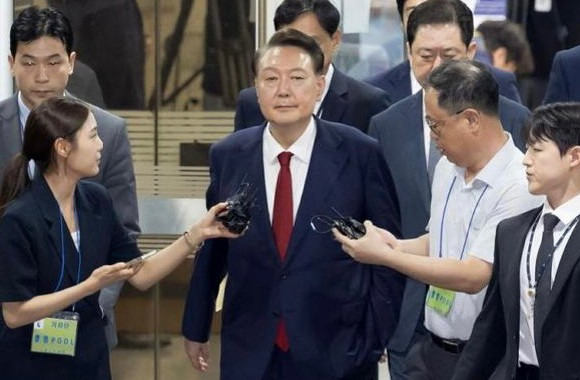 尹锡悦今天咋进法院 身体行不行











尹锡悦这老哥们儿，昨天还病