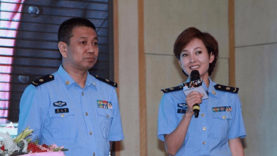 他是著名演员，43岁才当父亲，心疼妻子做全职太太，钱全给她管