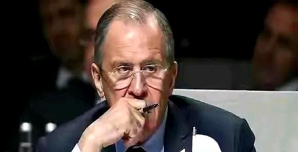 现在拉夫罗夫先生真的不好过，75的年纪本来要该退休了，不过由于国内国际双重压力，