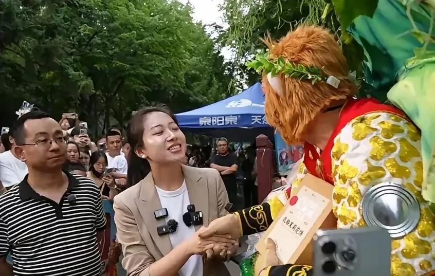 福建女主持人来到长春动植物园给雪饼猴道歉了！与这副谄媚的嘴脸相比，我还是更喜欢她