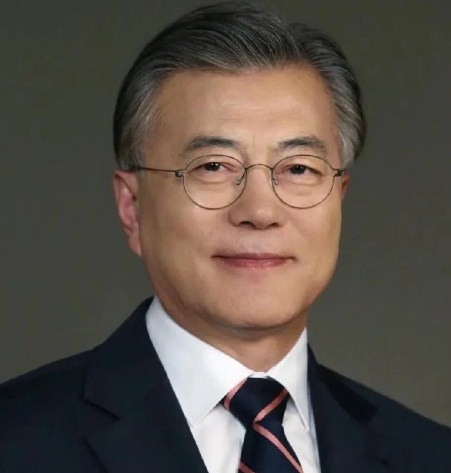 2月28日，文在寅向韩国所有反华政客“开炮”！他在社交平台上发文：中国不管在经济