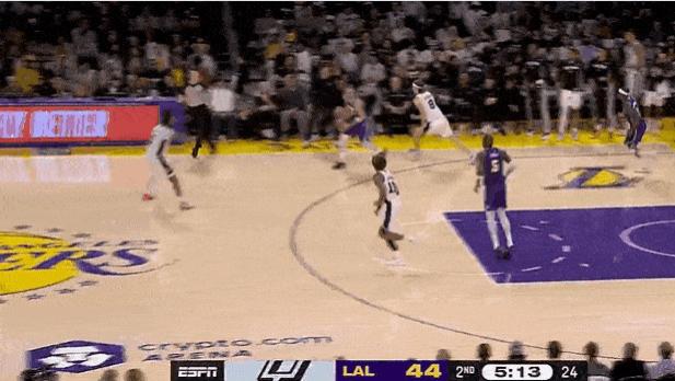 表示十分不解！东契奇送出纵贯半场妙传八村未打进