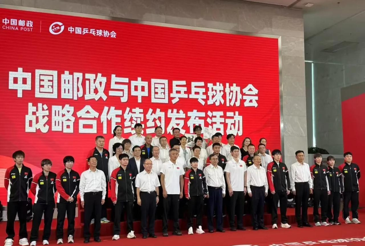 不愧是“莎局”！！！
看看这个邮政活动大合照
就能看出孙颖莎在国乒的地位，
当然