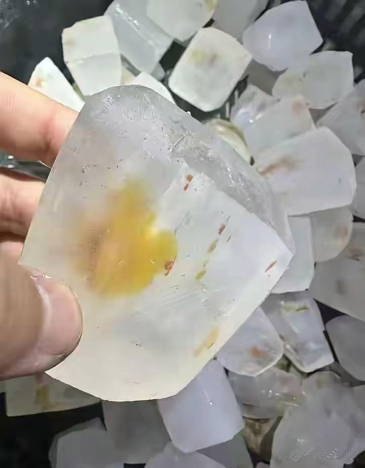 这些透明好看的石头是我偶然在一个山里发现的，白色的晶体里带有红俏色和黄俏色，块头