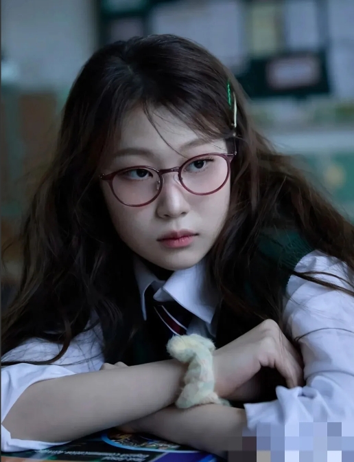 小沈阳女儿韩国出道了…，
她虽然不是现在网红们的审美脸，
但挺有辨识度的，最起码