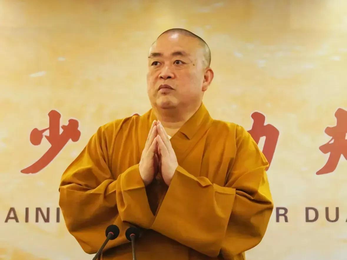 贫穷限制了我的想象：
释永信身上的袈裟价值16万元意不意外？据说是以明朝云锦袈裟