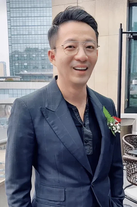 汪小菲为何不去大S葬礼











大S去世了，前夫汪小菲没去葬礼，网
