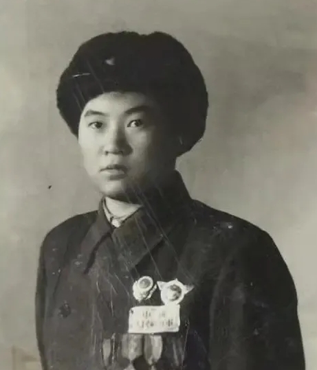 1950年，20岁的战士郭富肚子疼，被送进医院。谁知道，他竟然提出要女医生给自己