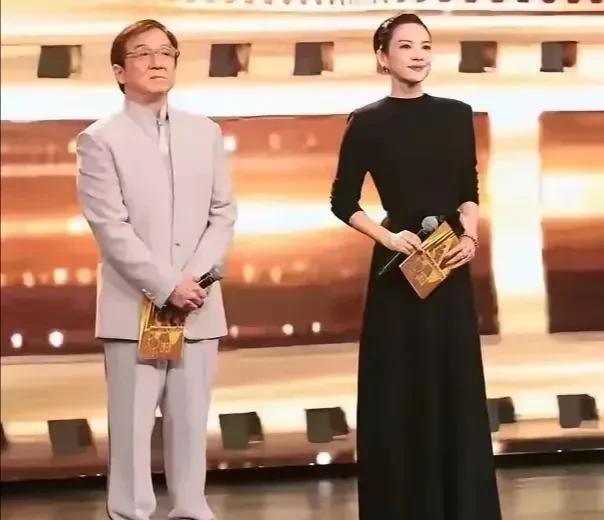 成龙和章子怡开始避嫌了，二十多年前，成龙过生日时章子怡喂成龙吃葡萄被发哥嘲讽她接