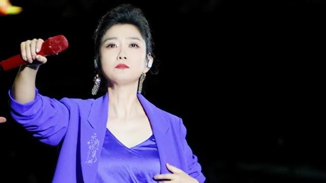 网友们很是疑惑，难不成一块手表对一个艺人影响这么大吗？