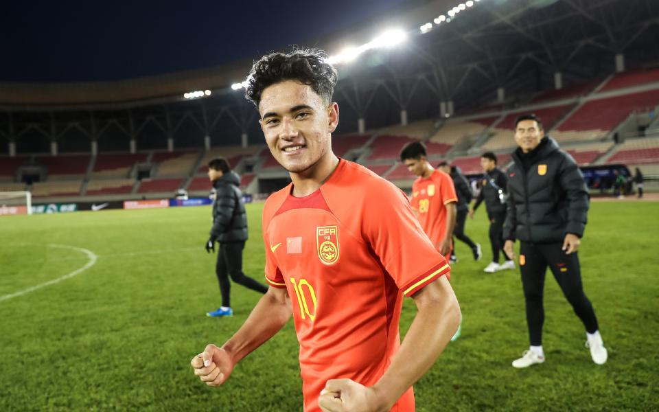 U17国足亚洲杯首战对阵东道主沙特！主帅上村健一排出最强三叉戟组合：魏翔鑫、布尼