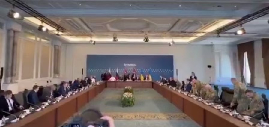 谈判桌上，乌方穿军装，俄方穿西装，这架势可不是来谈和平的！就在前一天，乌克兰搞了