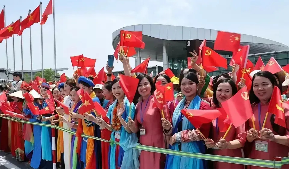 越南高规格接待神秘贵宾











什么情况？越南两位重要领导亲自接机